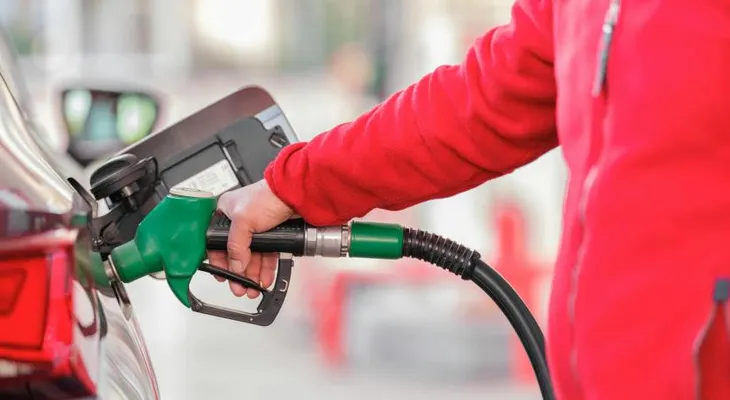 Aumento de 9 y 5 pesos en gasolinas y gasoil genera rechazo y críticas al Gobierno