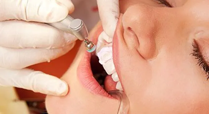 Las caries se producen por consumo de bebidas azucaradas, medicamentos y falta de educación