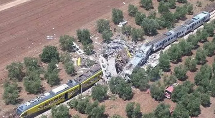 Al menos 20 muertos por choque de dos trenes (VIDEO)