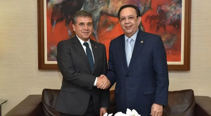 Gobernador del BCRD, Héctor Valdez Albizu recibe al Embajador de Chile, Romilio Gutiérrez Pino 
