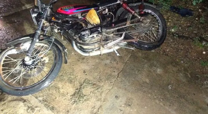 Motorista queda encima de carro tras accidente