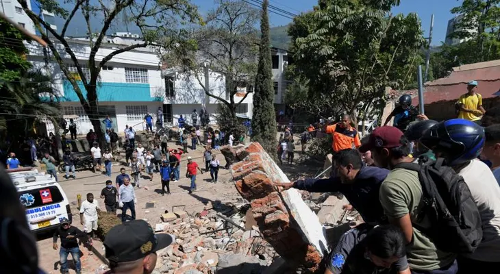 Terremoto magnitud 7,4 sacude Colombia y deja al menos 18 muertos