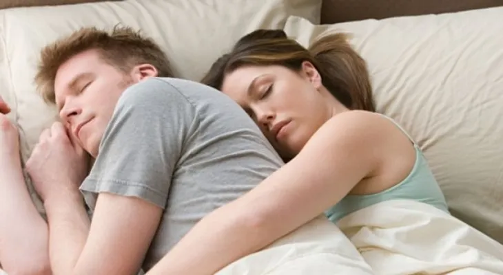 ¿Por qué deberías acostarte siempre a la vez que tu pareja?