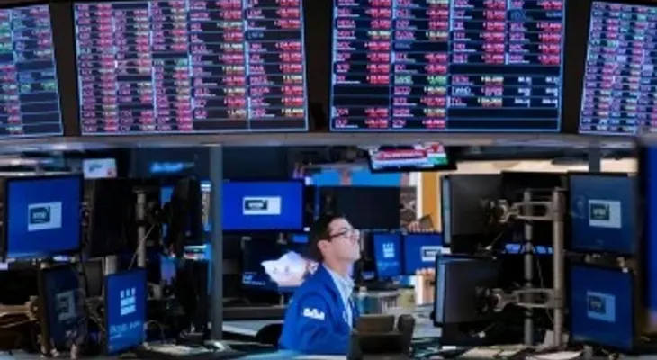 Wall Street cierra semana con pérdidas por presión de la deuda y el petróleo