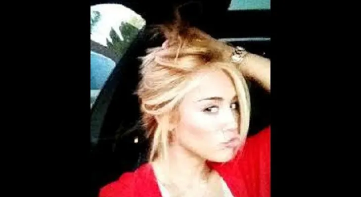 Cantante Miley Cyrus no suelta su móvil