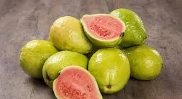 La guayaba aporta seis veces más vitamina C que la naranja. Esto puedes ayudarte en tiempo de coronavirus