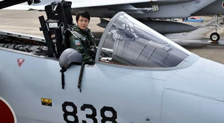 Teniente de 26 años se convierte en la primera mujer piloto de cazas de Japón