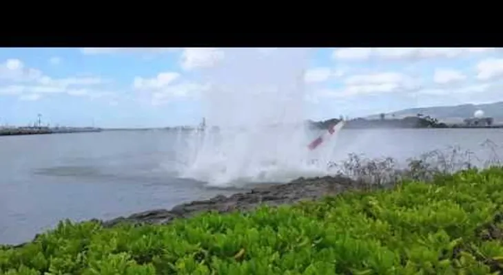 Captan cuando helicóptero se estrella en Pearl Harbor (VIDEO)