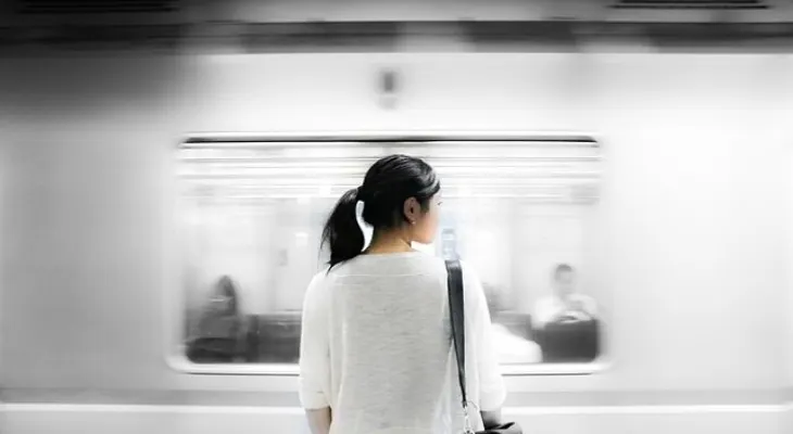 Mujer decide casarse con estación de tren y tiene sexo con ella