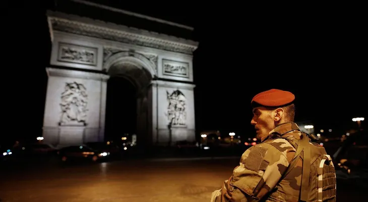 El momento del tiroteo entre los policías franceses y el terrorista de ISIS