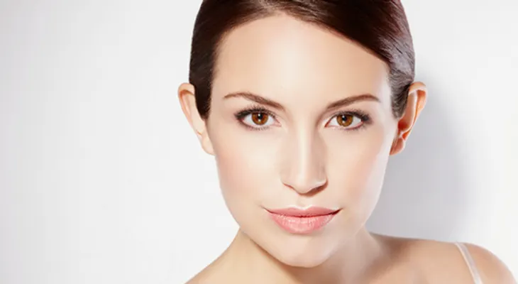 ¿Es posible eliminar manchas y lunares en el rostro?