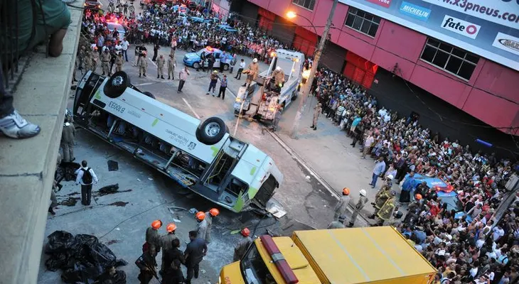 7 personas mueren al caer autobús de un puente 
