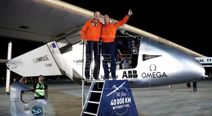 El avión Solar Impulse II logra su pionera hazaña de dar la vuelta al mundo