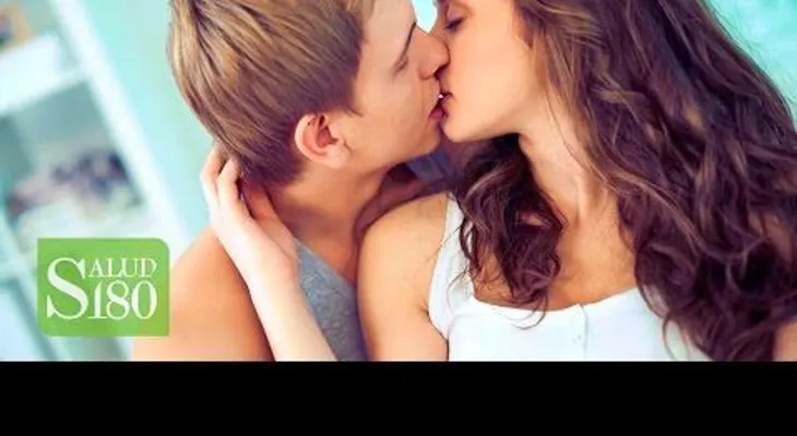 Entérate de los efectos de un beso en la lengua