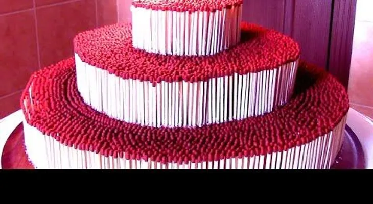 Esto pasa si prendes una torta de 7.000 fósforos