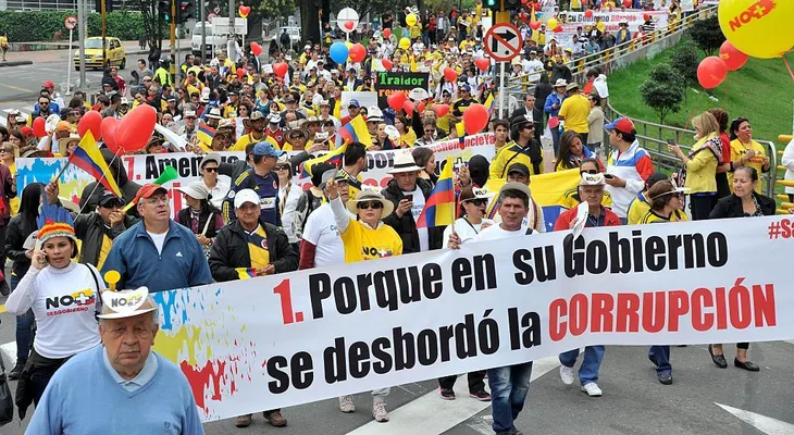 Miles de manifestantes protestan contra el gobierno de Santos