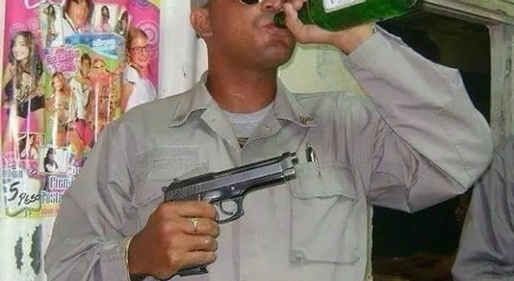 La Policía no ha identificado como agente hombre de foto tomando cerveza con pistola