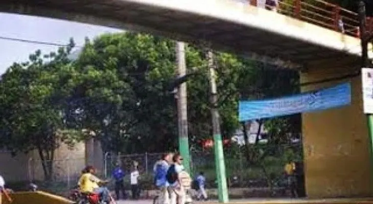 Mujer se lanza puente en Puerto Plata