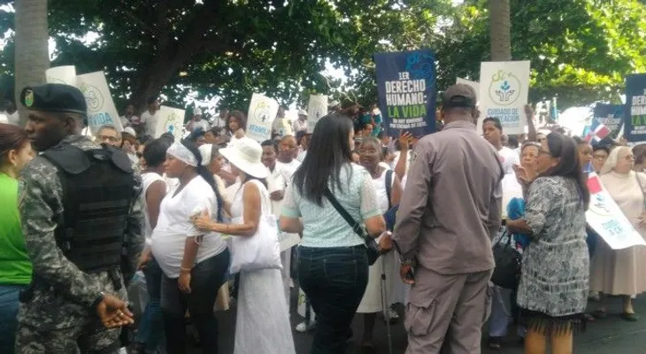 Comisión LGBT hace manifestación cerca donde se celebra asamblea OEA