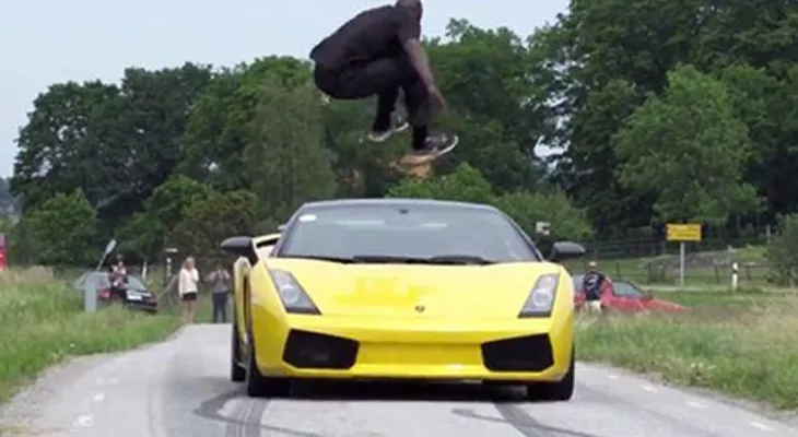 Video: Hombre salta sobre Lamborghini a 130 km/h