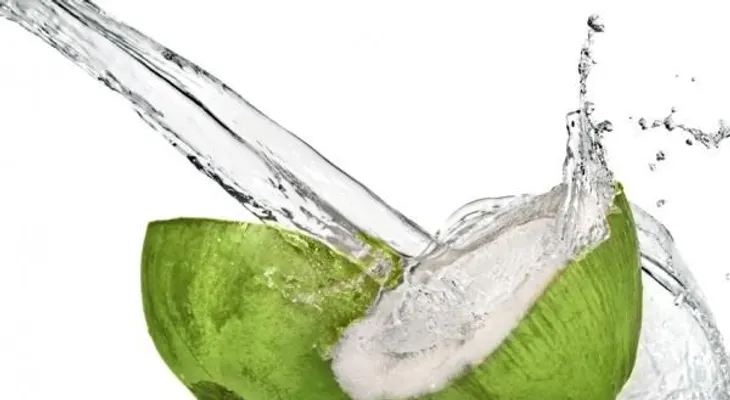 Agua de coco, jugo de guayaba y otros alimentos para subir las plaquetas