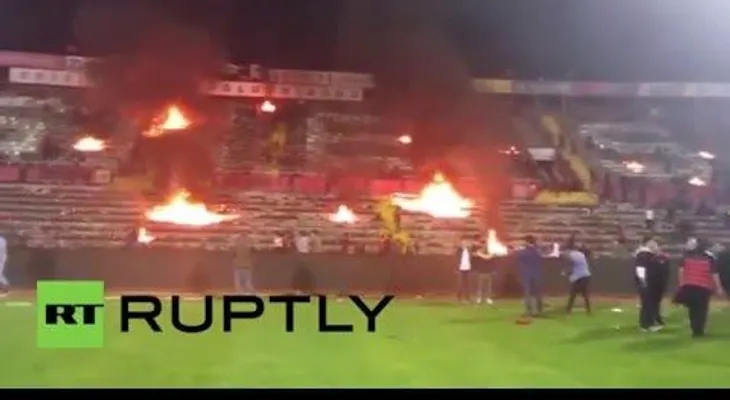 Turquía: fanáticos de fútbol incendian su propio estadio (VIDEO)