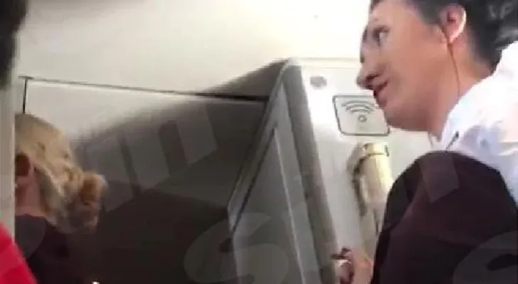 Una línea aérea pone en "lista negra" a una mujer que descubrió teniendo sexo en el baño del avión