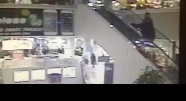 Intenta huir de la Policía y se cae de una escalera mecánica (VIDEO)