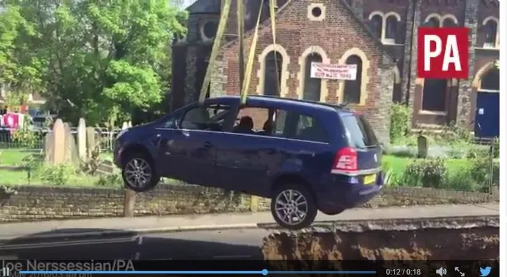 Un gran agujero en una calle de Londres se traga un vehículo 