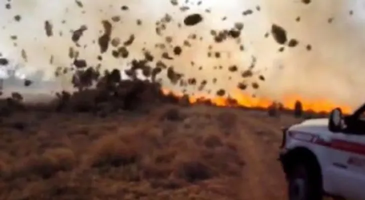 Video increíble: Tornado "se come" un incendio (una de las rarezas más inesperadas de la naturaleza)
