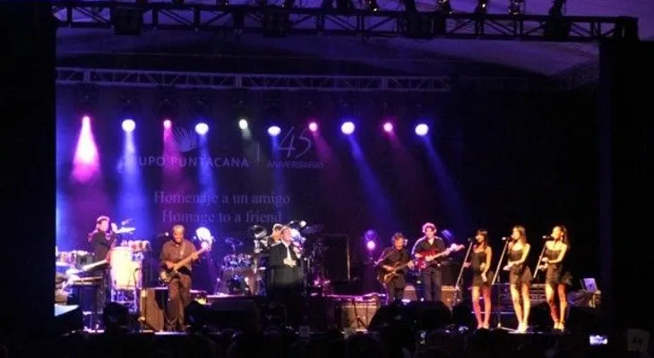 Julio Iglesias emotivo en concierto homenaje a Oscar de la Renta