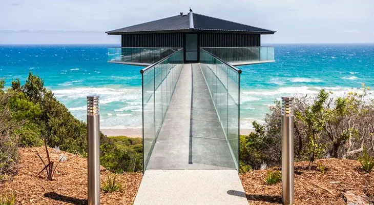 Una paradisiaca casa parece que flota sobre el mar
