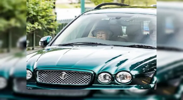 A los 91 años, sorprenden a la reina Isabel II manejando su Jaguar
