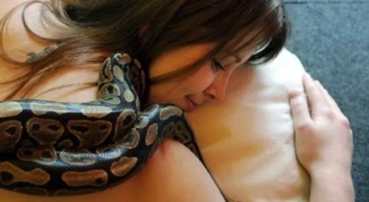 Dormía con una serpiente y mira que le pasó