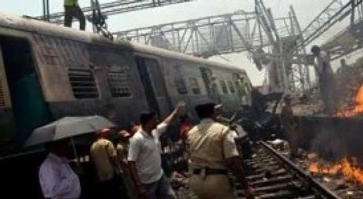 Tren arrolla y mata a 35 personas en la India