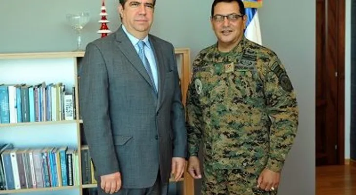 Jefe del Ejercito visita Ministro de Turismo