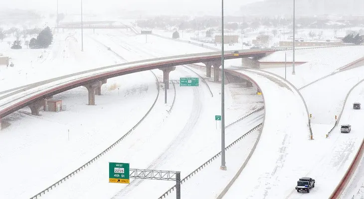 Cancelan más de 250 vuelos por tormenta de nieve en EE.UU.