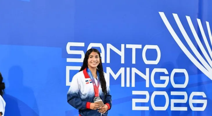 Jianna Amores, de 15 años, hace historia con dos medallas en honor a su abuelo de Santiago