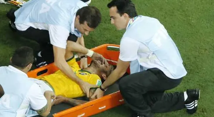 Neymar sufrió fractura de una vértebra en victoria de Brasil