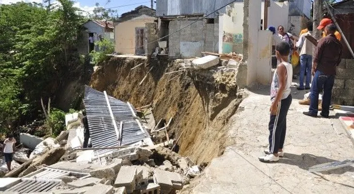 Colapsan dos casas y otras cinco en peligro en Santiago