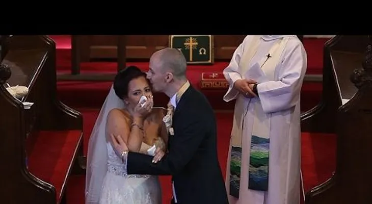 Su novio interrumpe la boda y cuando miara hacia atrás no pudo contener las lágrimas