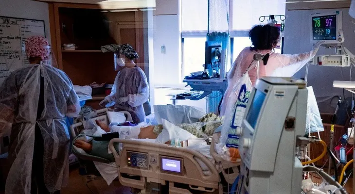 Las muertes diarias por COVID-19 registran la cifra más baja en cuatro meses