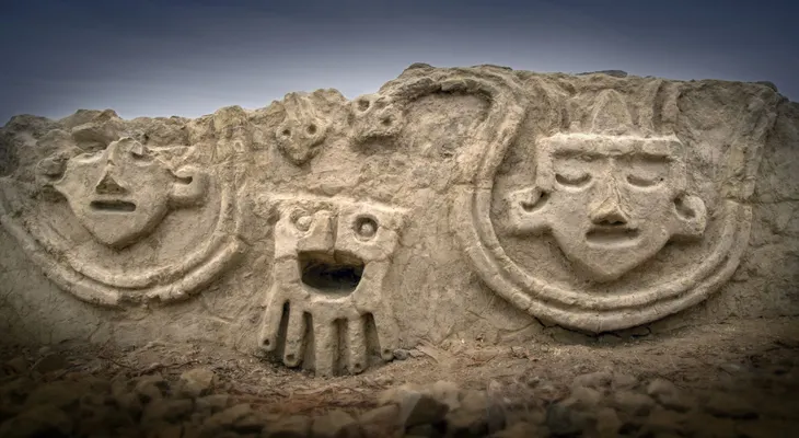 Hallan muro de 3.800 años de antigüedad en Perú con enigmáticas figuras