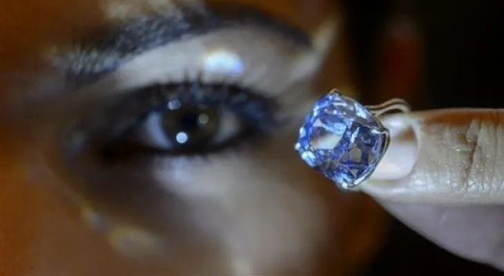 Subastan raro diamante azul por 48,5 millones de dólares