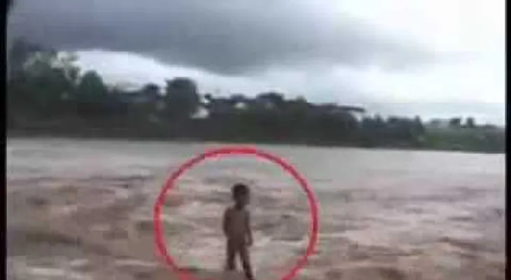 Este niño cruza el río sin problema: nadie puede explicarlo. ¿Un milagro o un truco?  (VIDEO)