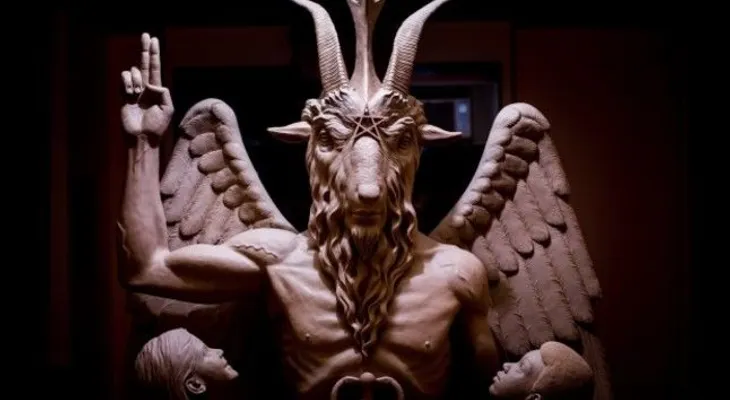 Los códigos ocultos de la controversial estatua satánica inaugurada en Detroit