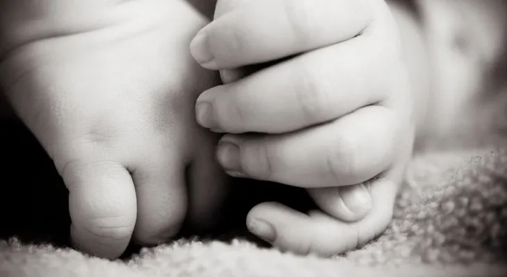 Madre abandona bebé recién nacido en hospital de Santiago
