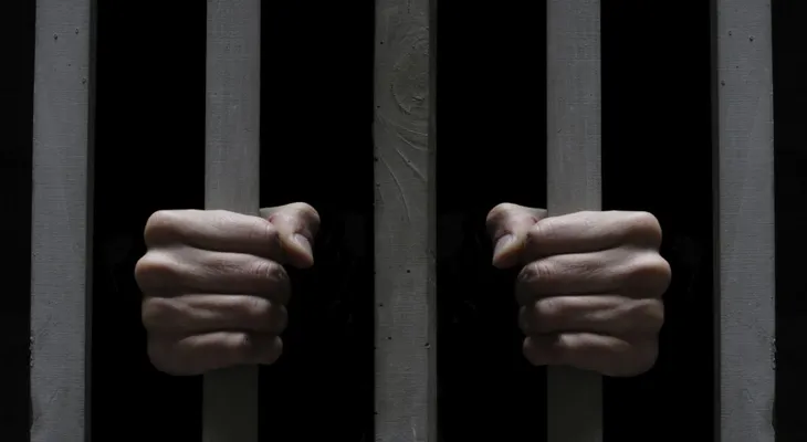 Mandan a prisión a entrenador acusan violación