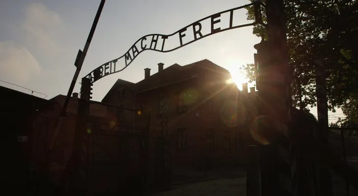 Aspersores para el calor causan polémica entre los visitantes del museo de Auschwitz
