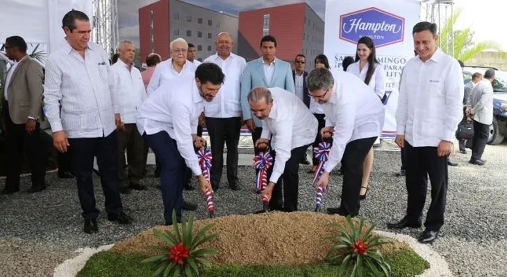 Presidente Medina inaugura construcción hotel Hampton Hilton en Boca Chica